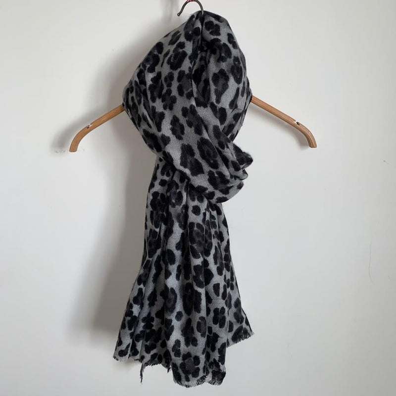 SCARF Grey Leopard